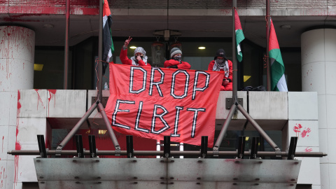 Activistas protestan ante la sede la aseguradora Allianz, por sus relaciones financieras con la empresa de armas israelí Elbit Systems.