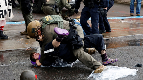 Un agente federal detiene a un manifestante durante una protesta en Portland, Oregón (EEUU).