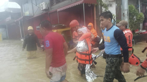 La Guardia Costera de Filipinas evacuando a los residentes ante la llegada del tifón Fung-Wong.
