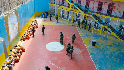WhatsApp Image 2025-11-10 at 10.30.59 Miembros del ejército ecuatoriano durante una operación en un centro de detención de Ecuador, el pasado 11 de octubre.