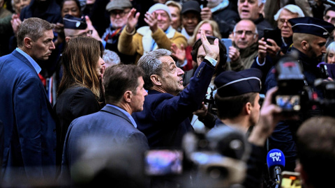 Nicolas Sarkozy saluda a sus seguidores camino de la prisión.