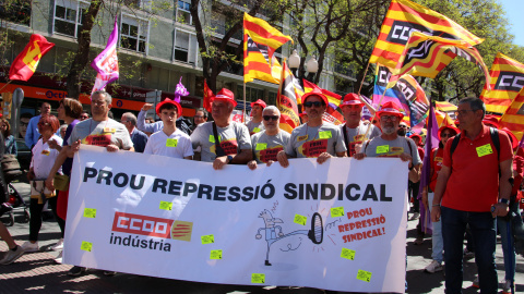 Manifestants, entre ells l'expresident del comitè d'empresa d'IQOXE, Fran Pizarro, a l'inici de la manifestació d'aquest Primer de Maig feta a Tarragona