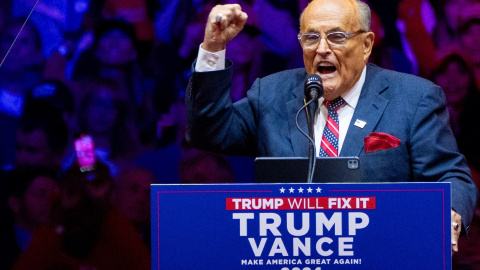 EuropaPress_6307475_27_october_2024_us_new_york_rudy_giuliani_speaks_at_rally_in_support_of Rudy Giuliani en un mitin de apoyo a Trump.
