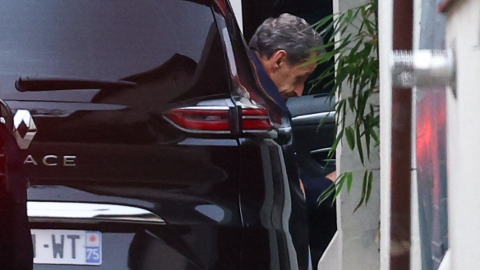 El expresidente francés, Nicolás Sarkozy, llegando a su domicilio este lunes tras salir de la cárcel. El expresidente francés, Nicolás Sarkozy, llegando a su domicilio este lunes tras salir de la cárcel.