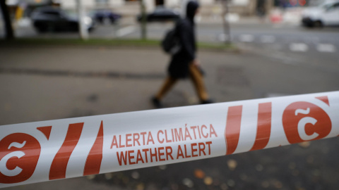 Parques cerrados en la ciudad de A Coruña, donde la tormenta Claudia empieza a hacer sus efectos.