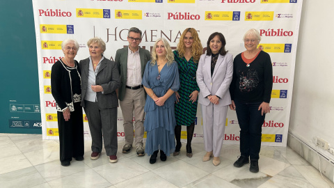IMG_9550 El director de 'Público' con las seis mujeres premiadas.