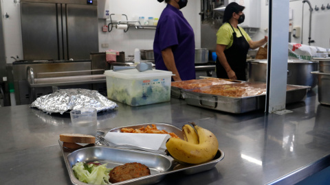 Pla d'un menú escolar de l'Escola Farigola del Clot, en una imatge d'arxiu Pla d'un menú escolar de l'Escola Farigola del Clot, en una imatge d'arxiu