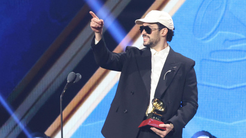 El cantante puertorriqueño Bad Bunny recibe el Latin Grammy a Mejor Álbum de música urbana, en Las Vegas. El cantante puertorriqueño Bad Bunny recibe el Latin Grammy a Mejor Álbum de música urbana, en Las Vegas.