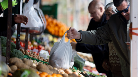 Puesto del mercado Imagen de archivo de varias personas en un mercado de alimentos, en Madrid.