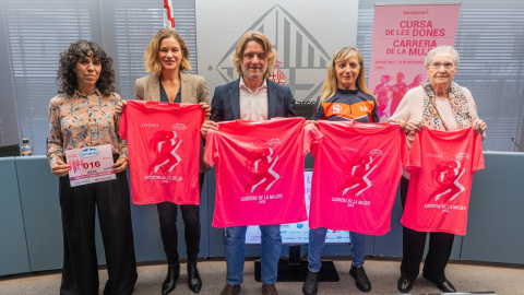 Presentació d'una nova edició de la Cursa de les Dones, amb la samarreta només en castellà. 13/11/2025 Presentació d'una nova edició de la Cursa de les Dones, amb la samarreta només en castellà.