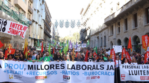 Manifestació de docents a Barcelona baixant per la Via Laietana per reclamar millores laborals i educatives.
