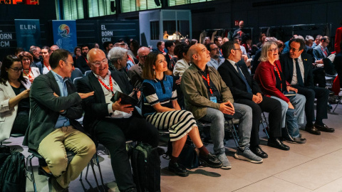 ELEN_2 Representants d'associacions europees en defensa de llengües minoritzades, amb els responsables del CIEMEN i les autoritats catalanes durant una sessió de la trobada de Barcelona.
