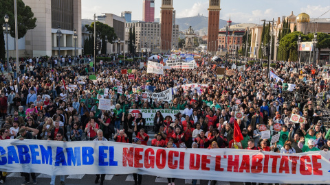 Manifestación por la vivienda en la Plaza Espanya, en Barcelona, Catalunya (España), a 5 de abril de 2025. Manifestación por la vivienda en la Plaza Espanya, en Barcelona, Catalunya (España), a 5 de abril de 2025.