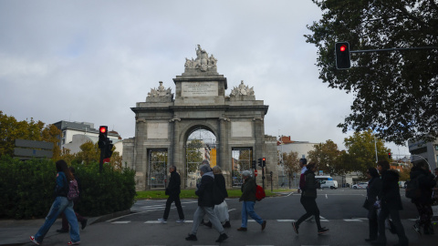 Viandantes con prendas de abrigo en Madrid.