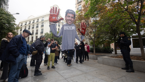 Concentración frente al Congreso de los Diputados Varias personas durante una concentración frente al Congreso de los Diputados.