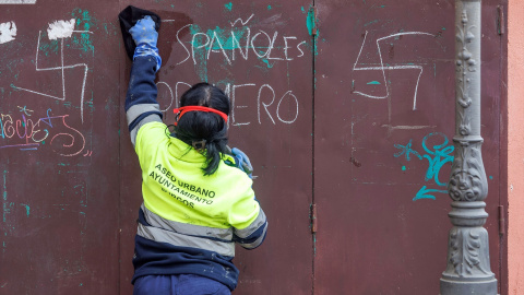 EuropaPress_6354006_operaria_borra_pintada_racista_simbologia_nazi_sede_caritas_20_noviembre Pintadas racistas en las sedes de varias ONGs en Burgos
