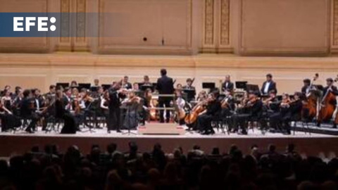 La Escuela de Música Reina Sofía debuta en el Carnegie de Estados Unidos con Andrés Orozco Nueva York, 14 nov (EFE).- La Orquesta de la Escuela Superior de Música Reina Sofía debutó este jueves en Estados Unidos con un concierto en el prestigioso Carnegie Hall de Nueva York, en el que contó con la batuta del director colombiano Andrés Orozco Estrada.