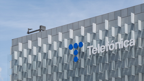 Fachada del edificio de Distrito Telefónica en Madrid.