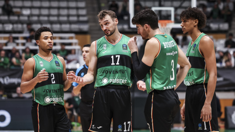 Algunos jugadores del equipo de baloncesto Joventut Badalona. Algunos jugadores del equipo de baloncesto Joventut Badalona.