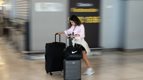 Pasajera con varias maletas, en el Aeropuerto Adolfo Suárez Madrid-Barajas. Pasajera con varias maletas, en el Aeropuerto Adolfo Suárez Madrid-Barajas.