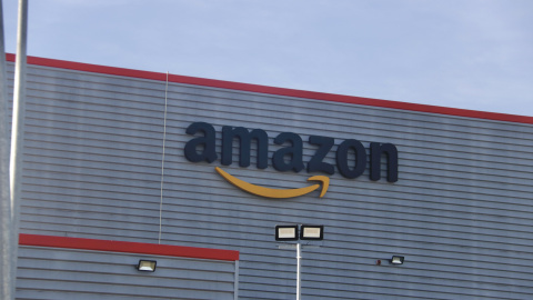 Detall del logo d’Amazon al centre logístic de Martorelles