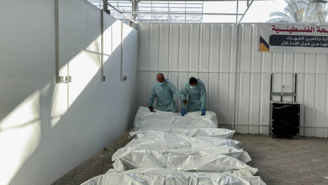 AFP__20251015__MEI-Palestine-DA-GRPB-20251015-0048__v1__MidRes__GazaReceivesPrisoner trabajadores de la morgue descargan los cadáveres de palestinos bajo custodia israelí en el Hospital Nasser de Jan Yunis (15.10.25)