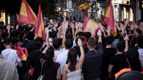 Falangistas EP Varias personas hacen el saludo fascista durante una manifestación en mayo de 2025 en Madrid.