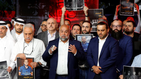 jazeera Wael Al-Dahdouh, jefe de la corresponsalía de Al Jazeera en Gaza, pronuncia un discurso en memoria de cinco miembros del medio asesinados tras un ataque israelí.