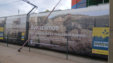 WhatsApp Image 2025-11-18 at 17.14.53 El convoy de Metrovalencia con el vinilo de la campaña del Gobierno que fue retirado de circulación el pasado viernes.
