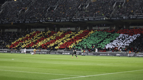 Mosaico con las banderas de Catalunya y Palestina. Mosaico con las banderas de Catalunya y Palestina.