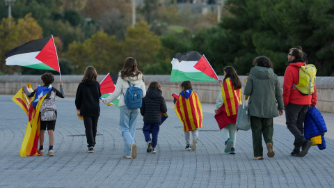 Partit 2 (1) Aficionats a les portes de l'Estadi Olímpic de Barcelona aquest dimarts.
