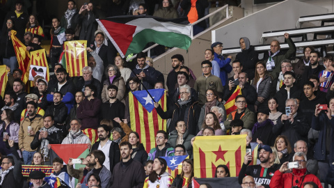 Gradas llenas de asistentes en el partido Catalunya-Palestina. Gradas llenas de asistentes en el partido Catalunya-Palestina.