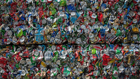 Latas de aluminio en una planta de reciclaje en la isla griega de Corfú. Latas de aluminio en una planta de reciclaje en la isla griega de Corfú.