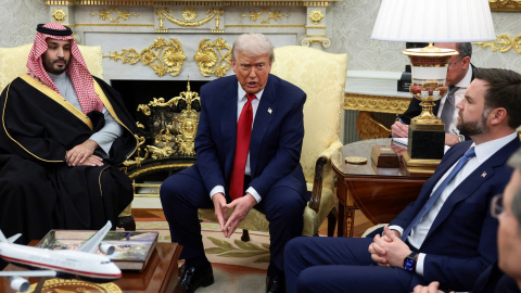 El presidente de EEUU, Donald Trump, habla con los periodistas durante un encuentro con el heredero saudí Mohammed bin Salman en el Despacho Oval, en presencia del vicepresidente JD Vance y el secretario del Tesoro, Scott Bessent. El presidente de EEUU, Donald Trump, habla con los periodistas durante un encuentro con el heredero saudí Mohammed bin Salman en el Despacho Oval, en presencia del vicepresidente JD Vance y el secretario del Tesoro, Scott Bessent.