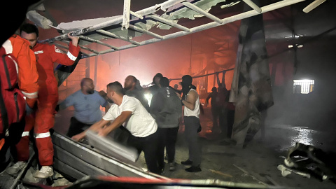 Equipos de rescate buscan supervivientes tras el ataque contra el campo de refugiados palestinos de Ain al-Helweh. Equipos de rescate buscan supervivientes tras el ataque contra el campo de refugiados palestinos de Ain al-Helweh.