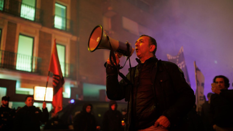 Falange EP El dirigente falangista Manuel Andrino durante una manifestación en febrero de 2024 frente a la sede del PSOE en Madrid.
