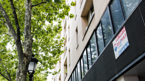 Un cartel de 'En venta' Un cartel de 'En venta' en un portal de Madrid.