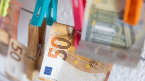 billetessujetopinzas Varios billetes sujetos con pinzas, en una imagen de archivo.