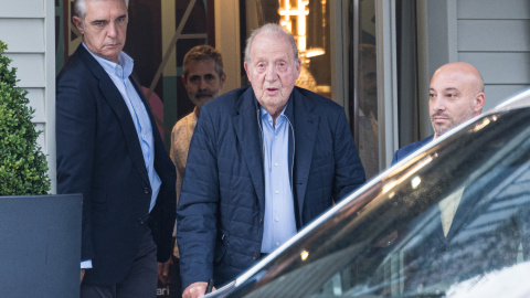 Juan Carlos I a su salida del restaurante D’Berto en Pontevedra, Galicia. Juan Carlos I a su salida del restaurante D’Berto en Pontevedra, Galicia.