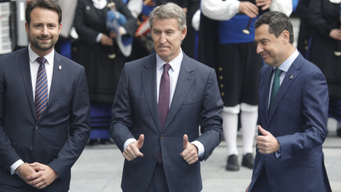 El presidente del Partido Popular, Alberto Núñez Feijóo, (c) a su llegada al Teatro Campoamor para asistir a la ceremonia de entrega de los 'Premios Princesa de Asturias 2024', a 25 de octubre de 2024, en Oviedo, Asturias (España). El presidente del Partido Popular, Alberto Núñez Feijóo, (c) a su llegada al Teatro Campoamor para asistir a la ceremonia de entrega de los 'Premios Princesa de Asturias 2024', a 25 de octubre de 2024, en Oviedo, Asturias (España).