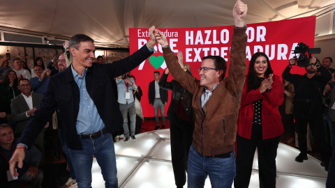 El secretario general del PSOE y presidente del Gobierno, Pedro Sánchez y el secretario general del PSOE de Extremadura Miguel Ángel Gallardo durante el primer acto de la precampaña en Mérida.
