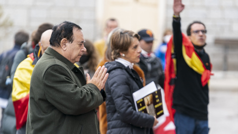 Rezos y saludos fascistas frente al panteón de la familia Franco en el cementerio de Mingorrubio, en 2021.