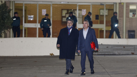 cerdan El ex secretario de Organización del PSOE Santos Cerdán, junto a su abogado Jacobo Teijelo, ha salido pasadas las 19:15 horas de este miércoles de la cárcel de Soto del Real.