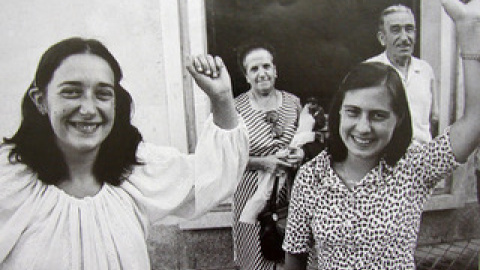 María Jesús Dasca y Concepción Tristán, fotografiadas por Ricardo Martín, a su salida de la prisión de Alcalá de Henares el 16 de julio de 1977.