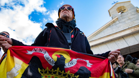 Franquista EP Un hombre sostiene una bandera franquista durante un acto celebrado este jueves 20 de noviembre en el cementerio de Mingorrubio.