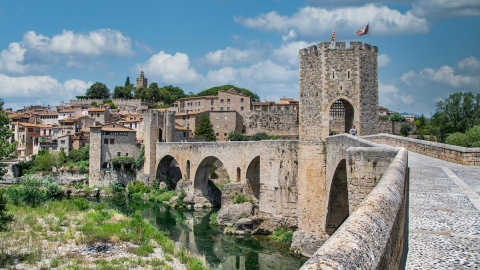 Besalú, en la comarca de La Garrotxa (Girona) es uno de los pueblos medievales más bonitos de España. Besalú, en la comarca de La Garrotxa (Girona) es uno de los pueblos medievales más bonitos de España.