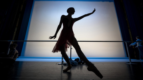 Bailarina de ballet Una bailarina actuando en el Teatro Nacional de Danza en Budapest.