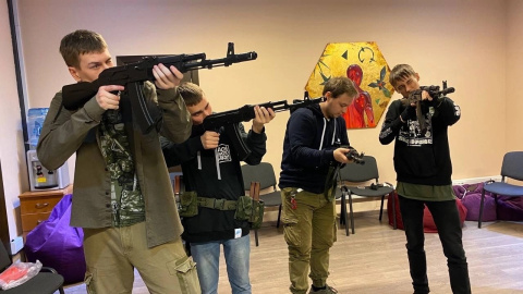 Hermandad Academistas Miembros de la Hermandad de Academistas Rusos durante una sesión de entrenamiento paramilitar en octubre de 2023.