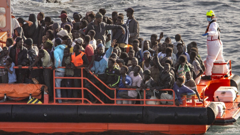 EuropaPress_6377541_lancha_salvamento_maritimo_rescate_cayuco_llegada_puerto_restinga_30 Una lancha de Salvamento Marítimo tras el rescate de un cayuco a su llegada a El Hierro.