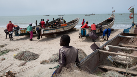Babakar M'Baye en la playa del pueblo pesquero de Sanyang. (Marzo de 2025)
